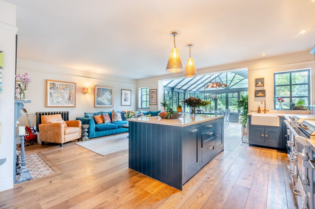 Property photo 3 of 33 Kitchen/Family Rm