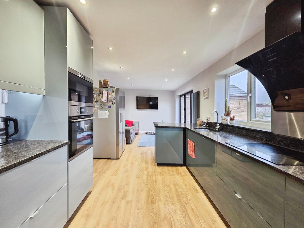 Property photo 2 of 40 9Ff63E89-1000122847