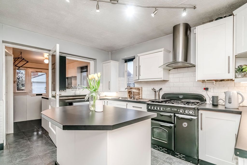 Property photo 3 of 34