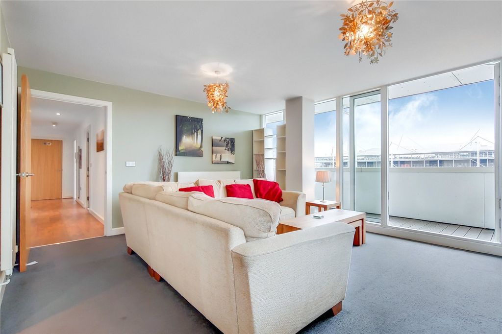 Property photo 1 of 11 Living Room