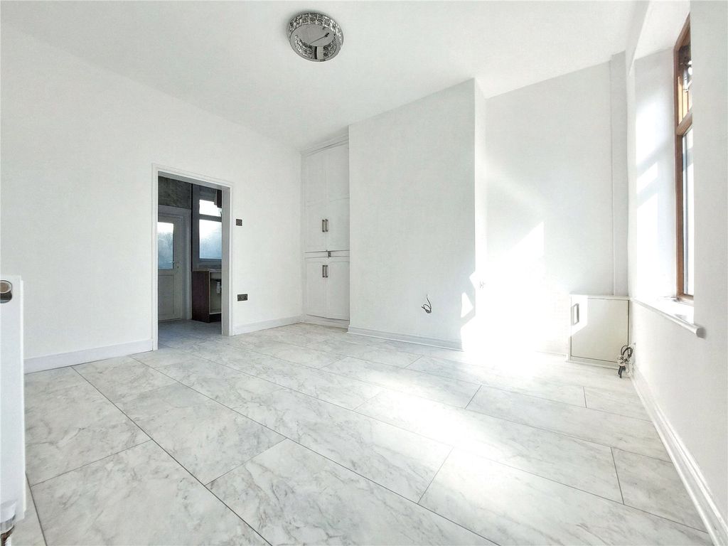 Property photo 2 of 11 Lounge