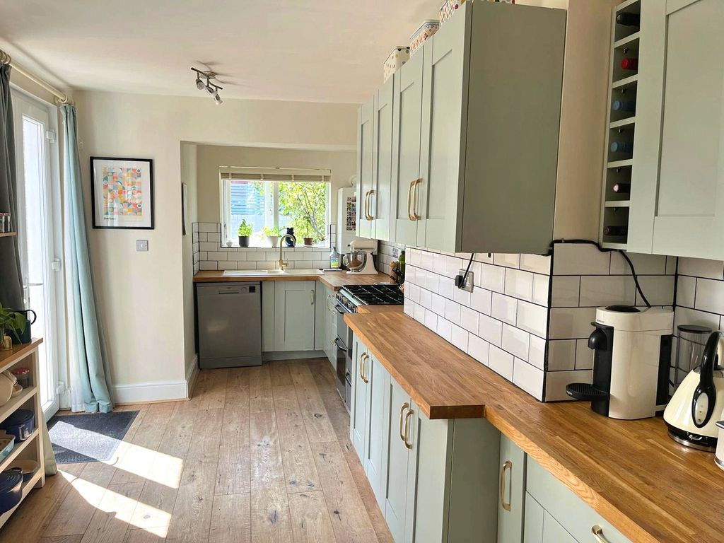 Property photo 2 of 9 Kitchen