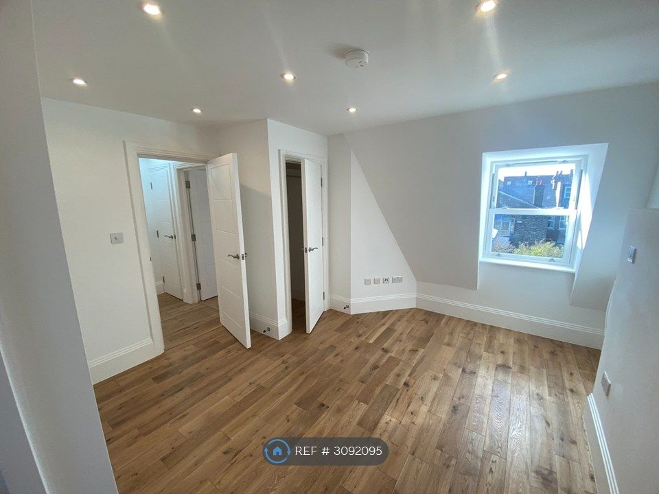 Property photo 2 of 10 Bedroom