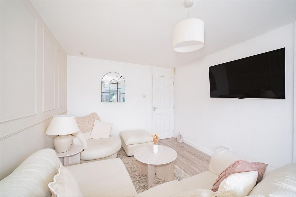 Property photo 3 of 13 48 Gagie Bank Wellbank-4.Jpg