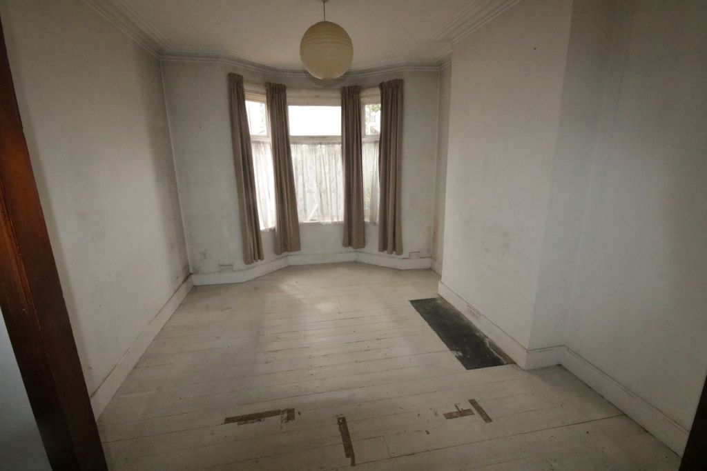 Property photo 3 of 10 Lounge