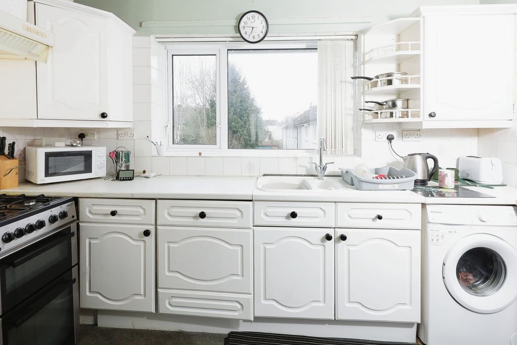 Property photo 3 of 9 Kitchen