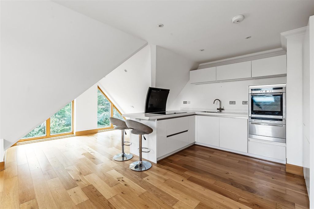 Property photo 2 of 22 Apt5-116-Westhall-Road-17.Jpg