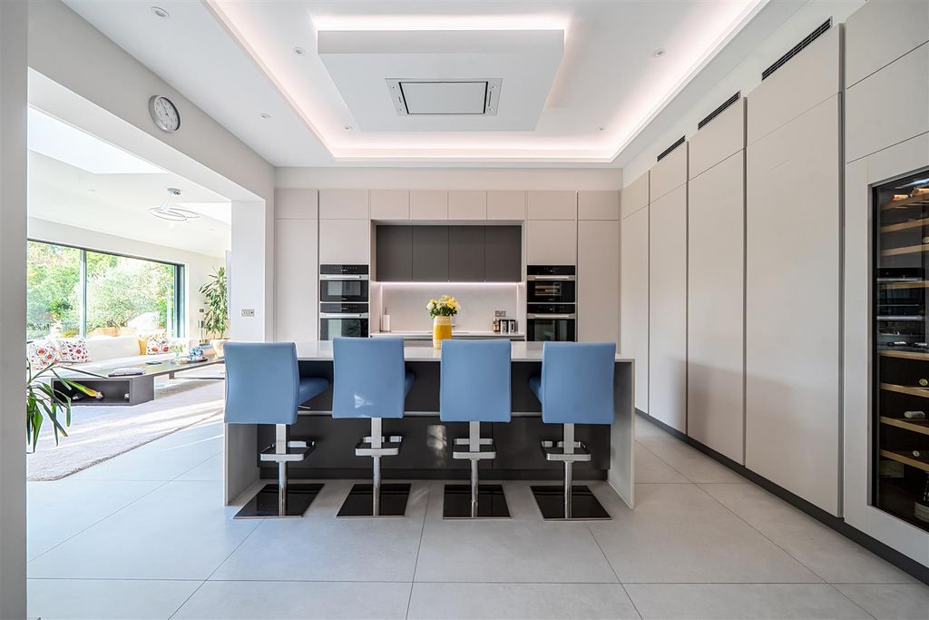 Property photo 2 of 45 Kitchen / Breakfast Room