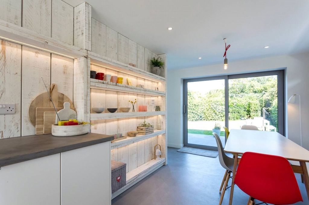 Property photo 3 of 18 Kitchen