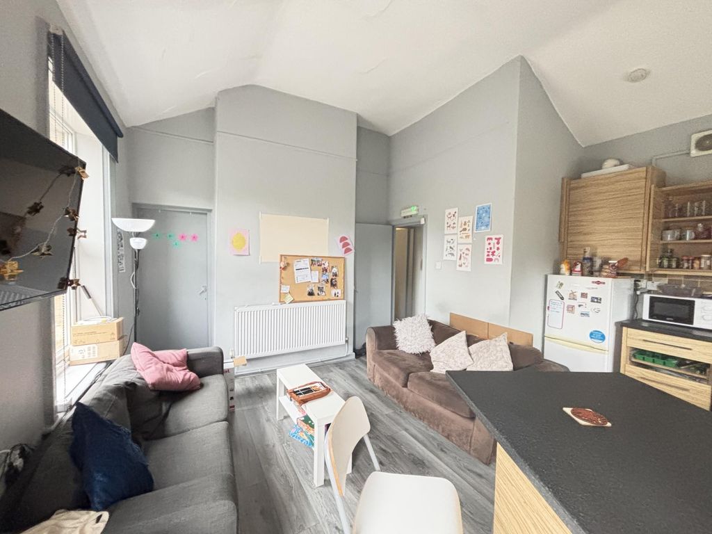 Property photo 2 of 12 A Bright And Spacious Living Room With Modern Furn...