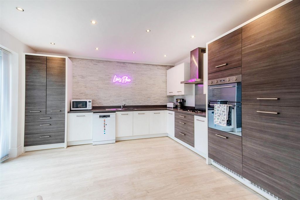 Property photo 3 of 27 Kitchen/Diner