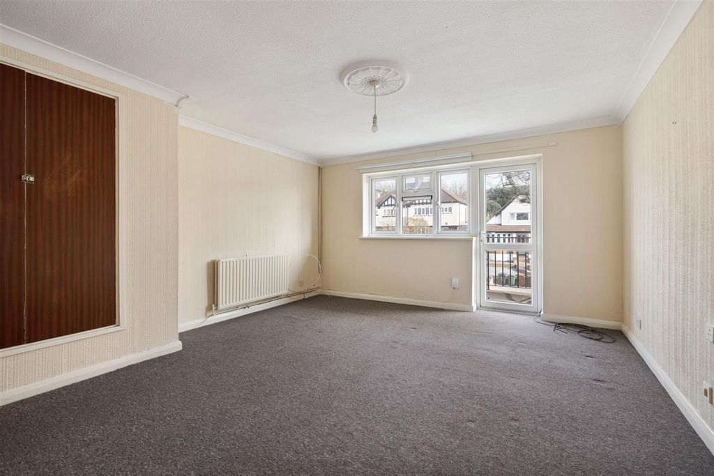 Property photo 2 of 17 Wrigley Close, E4