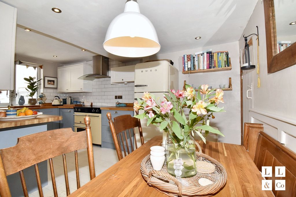 Property photo 3 of 22 Kitchen / Diiner