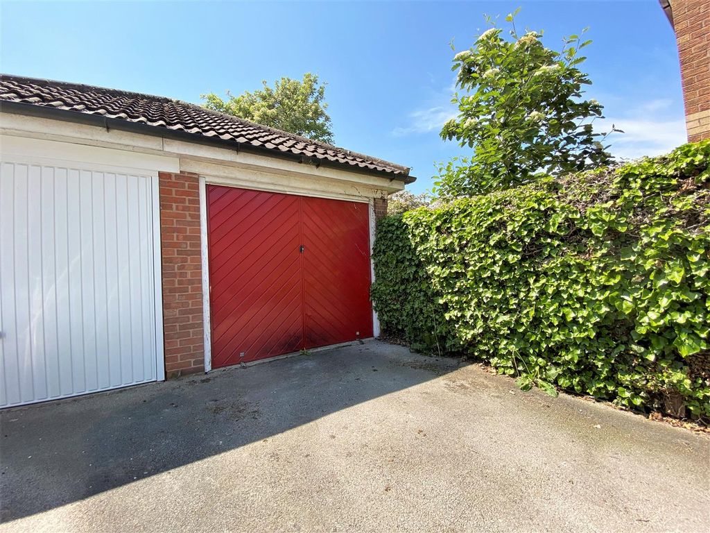 Property photo 2 of 16 Single Garage 858