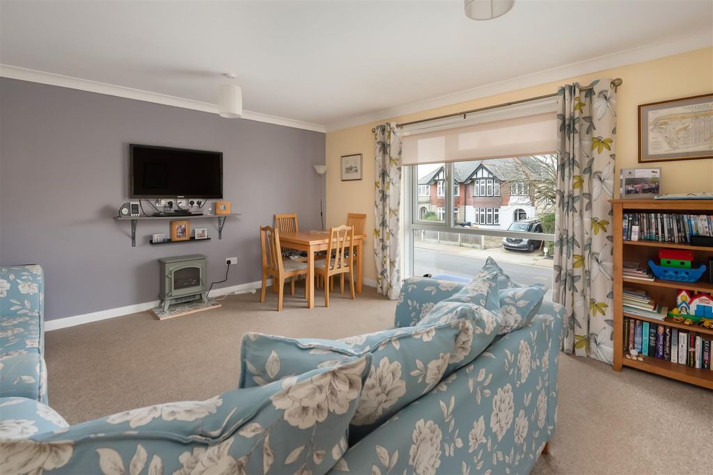 Property photo 3 of 15 Pier Avenue, Tankerton, Whitstable