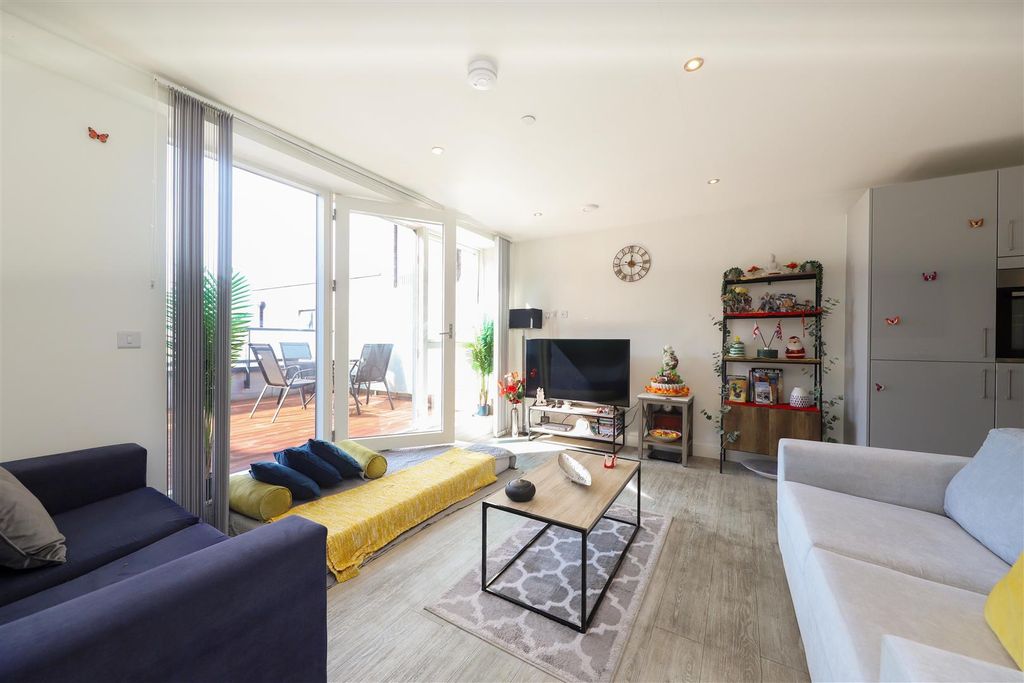 Property photo 2 of 18 Echo Court