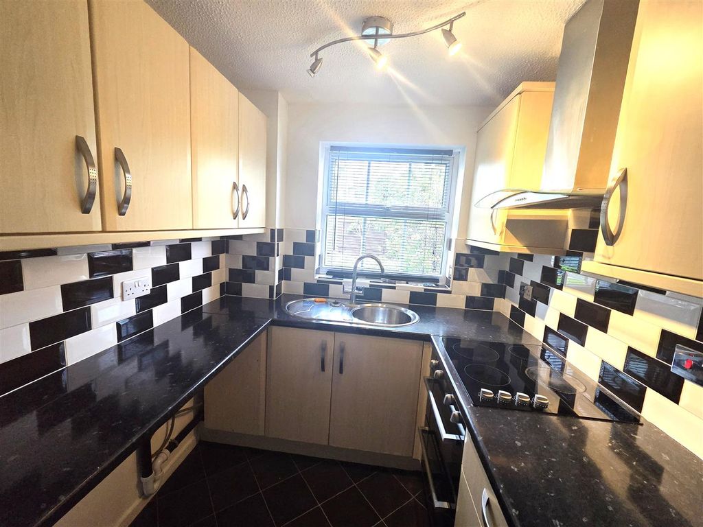 Property photo 3 of 9 Kitchen