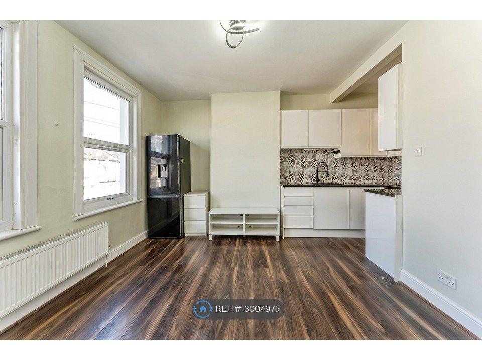 Property photo 1 of 20 Living Room/Kitchen