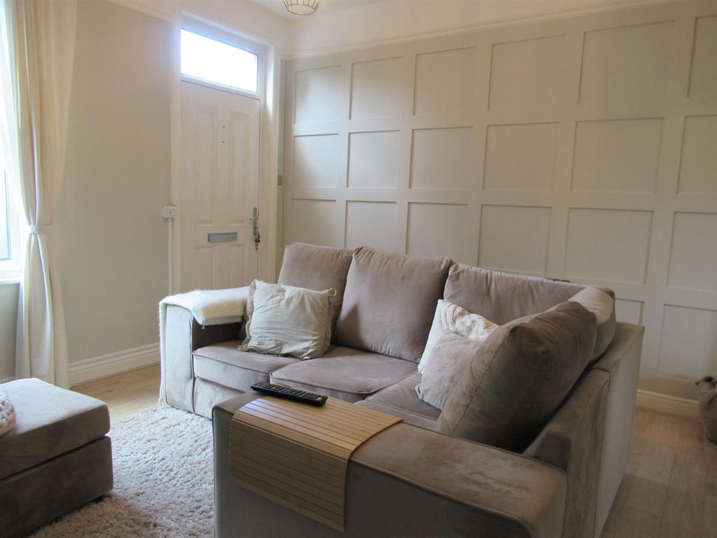 Property photo 2 of 17 Lounge