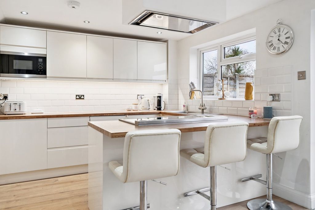 Property photo 3 of 24