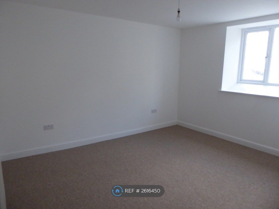 Property photo 2 of 11 Master Ensuite Bedroom