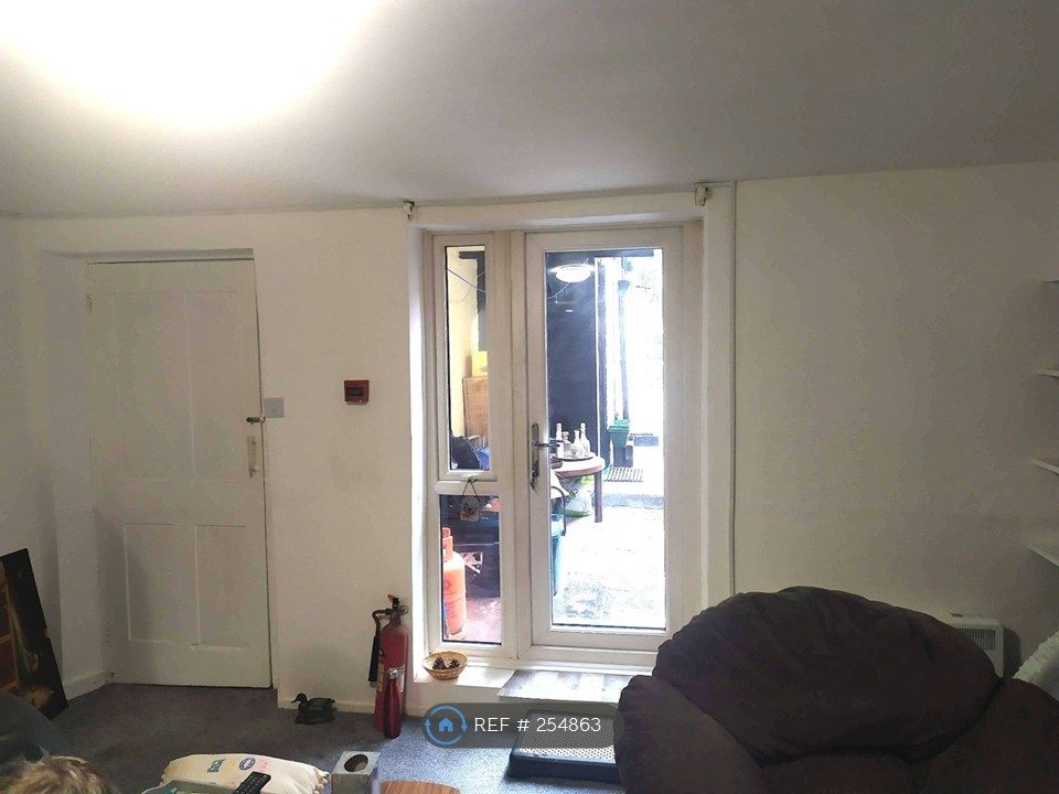 Property photo 2 of 7 Living Room 1