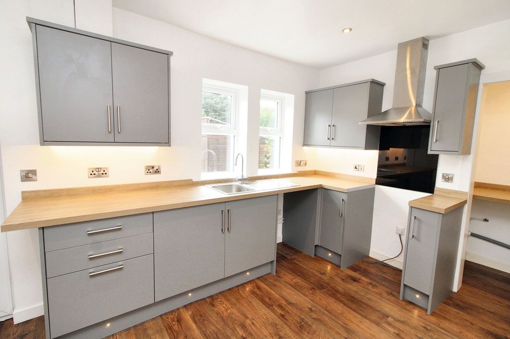 Property photo 3 of 19 Kitchen
