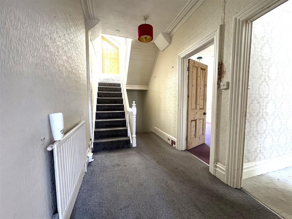Property photo 2 of 13 Landing