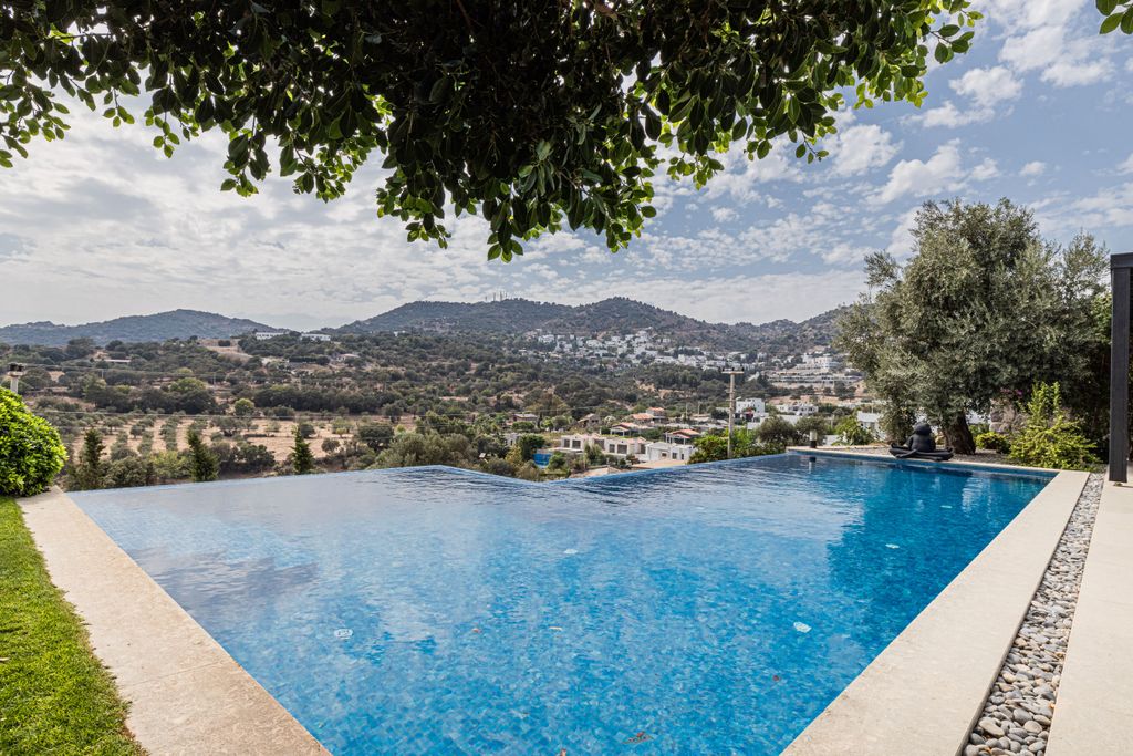 Property photo 2 of 25 A Meticulous Single-Storey Yalikavak Property For Sale - Private Infinity Swimming Pool