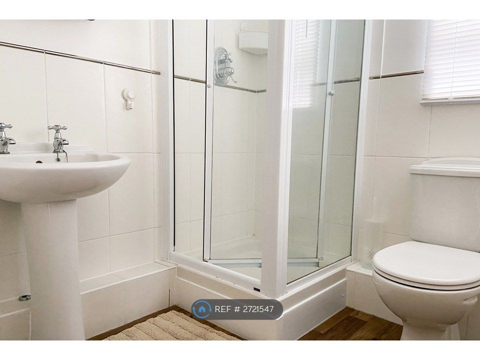 Property photo 3 of 8 Ensuite