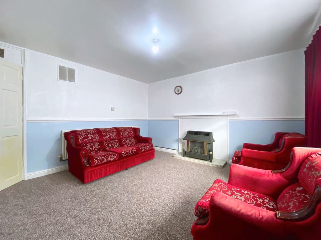 Property photo 3 of 14 Lounge