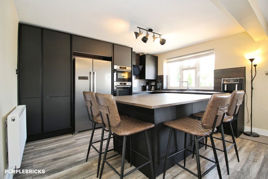 Property photo 2 of 17 Lounge / Kitchen