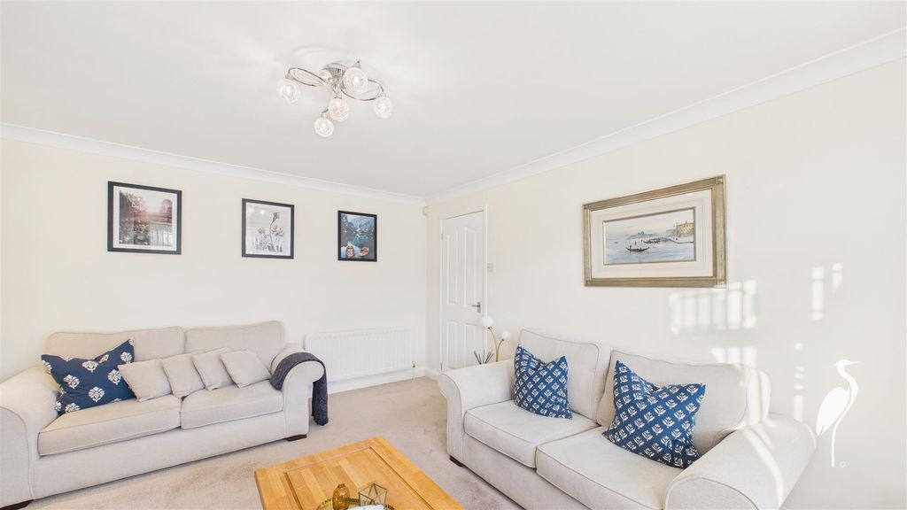 Property photo 3 of 17 Lounge