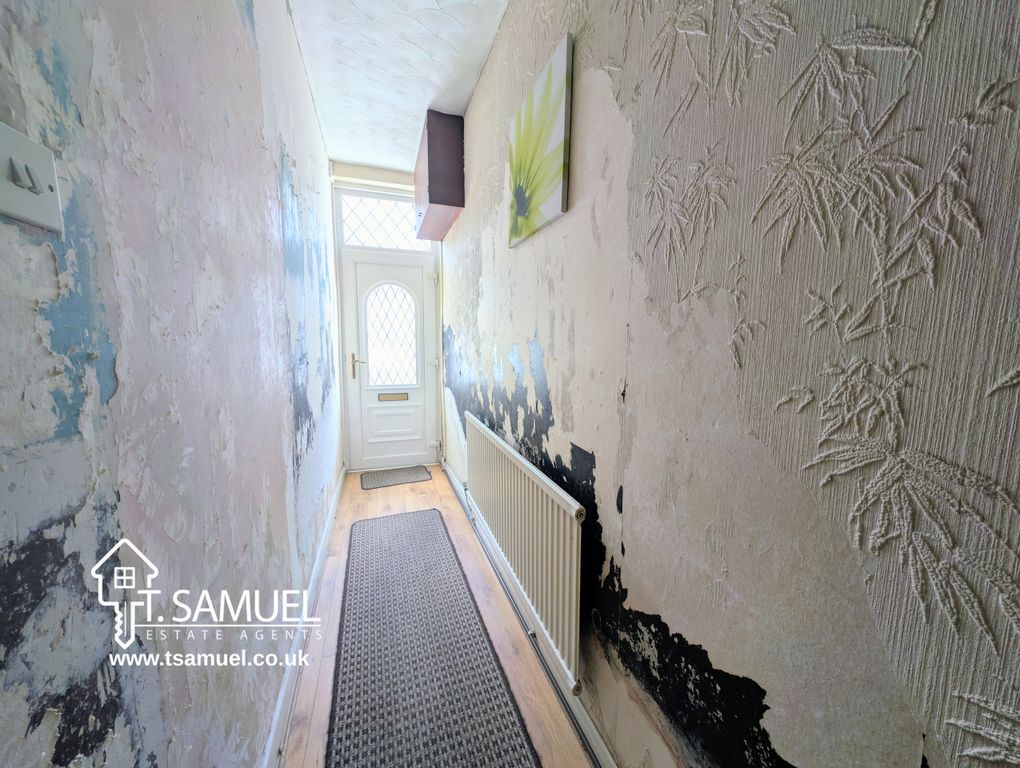 Property photo 2 of 18 Hallway