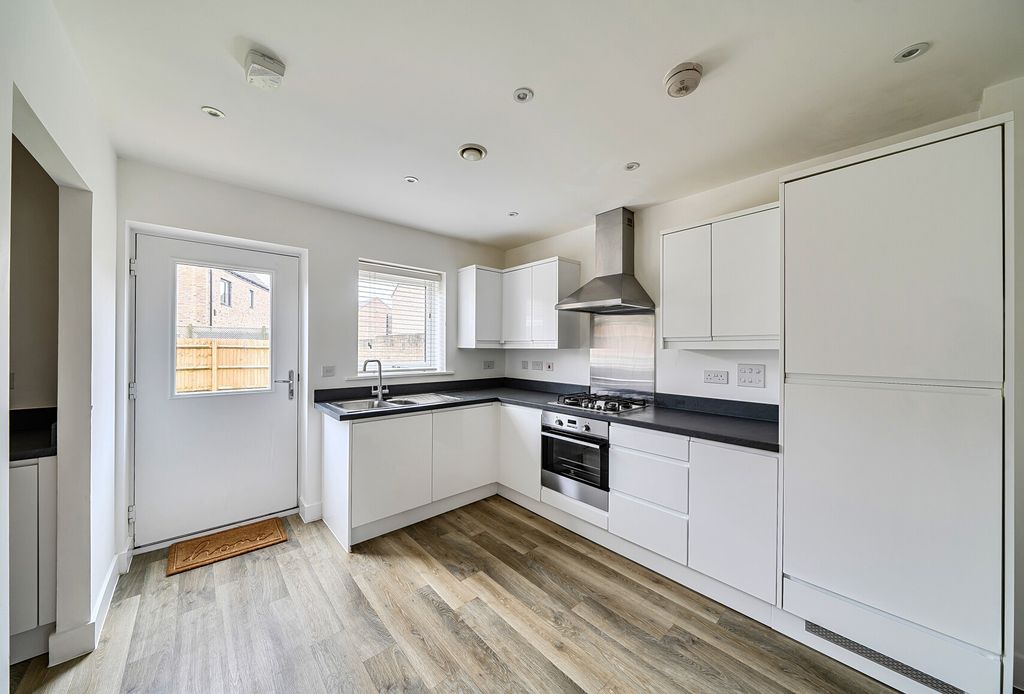 Property photo 3 of 10 Kitchen Dining Room