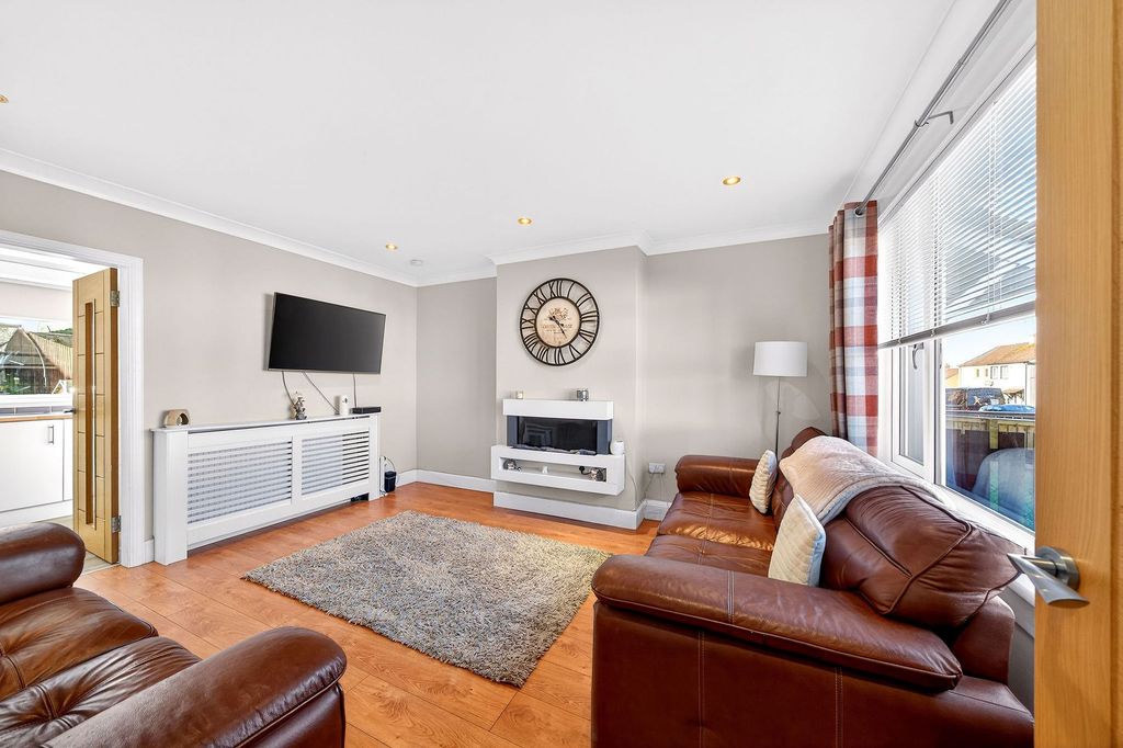 Property photo 2 of 26 Lounge