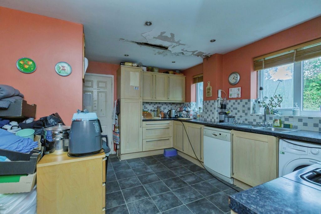 Property photo 3 of 17 Kitchen