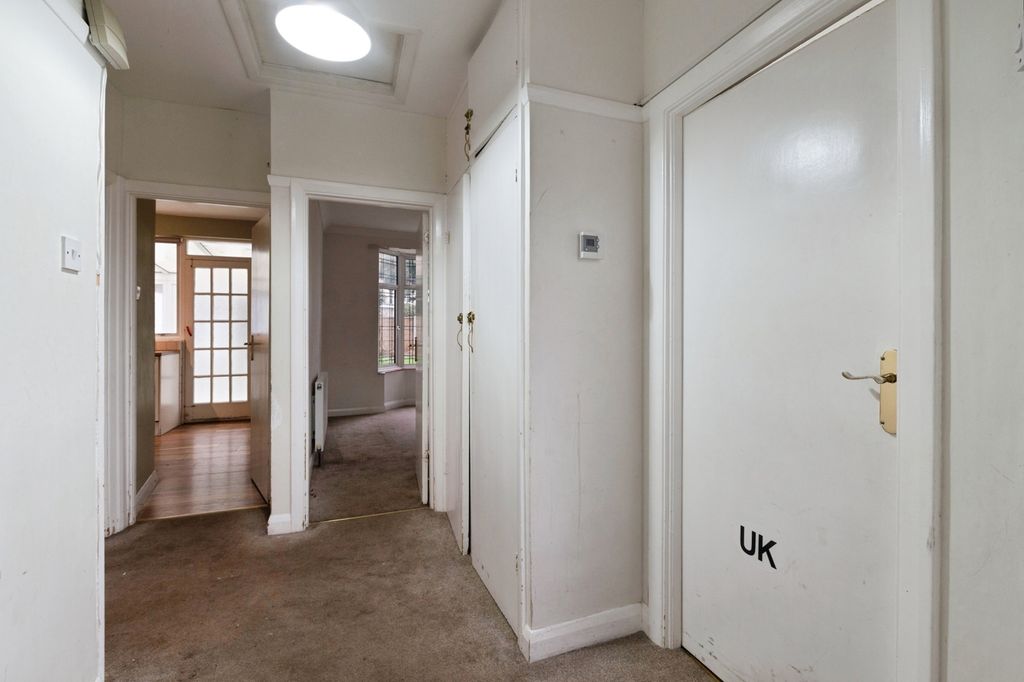 Property photo 2 of 19 Entrance Hall