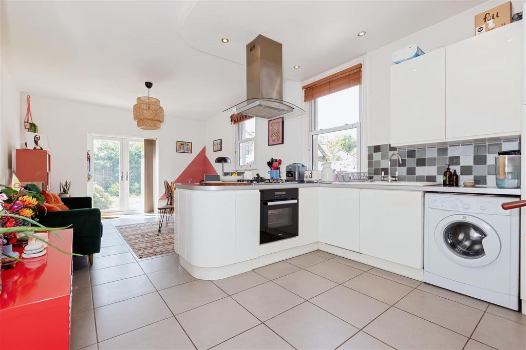 Property photo 2 of 11 Tennyson_8.Jpg