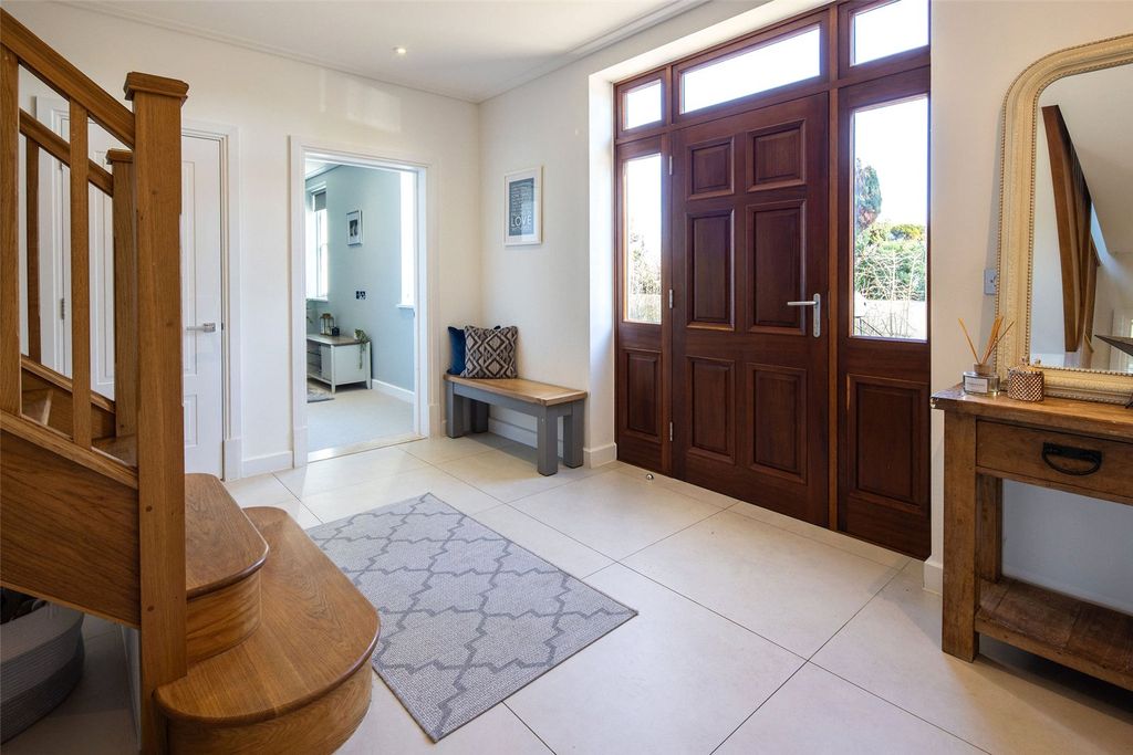 Property photo 3 of 30 Entrance Hall