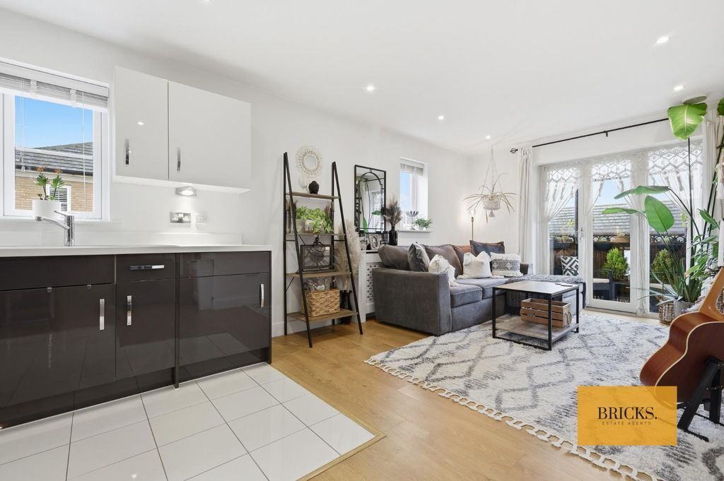 Additional image 9 of 2 bed flat for saleBuckingham Road, Epping CM16