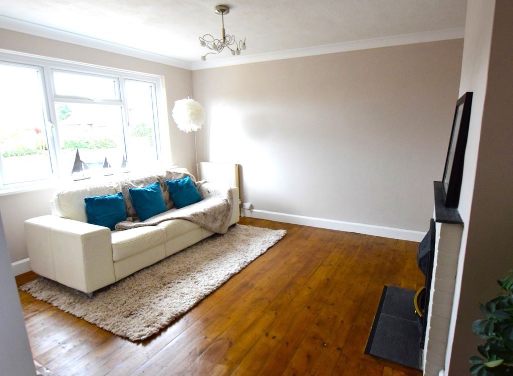 Property photo 3 of 17 Living Room
