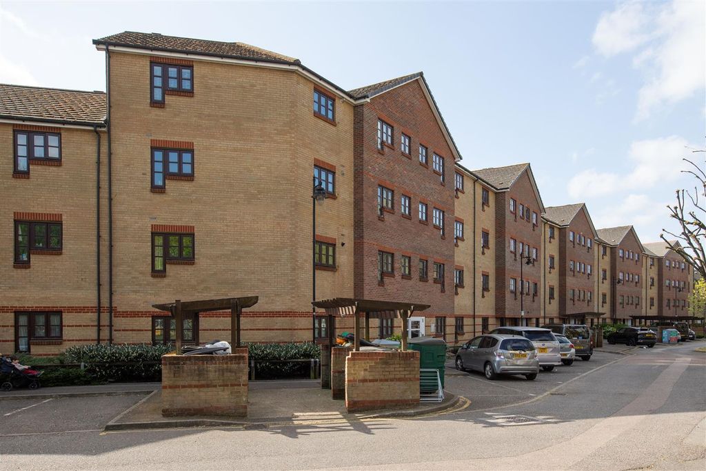 Property photo 1 of 29 Falmouth Way, E17