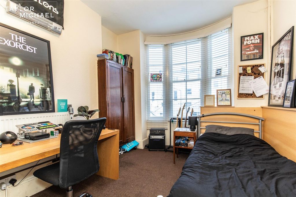 Property photo 2 of 9 Room