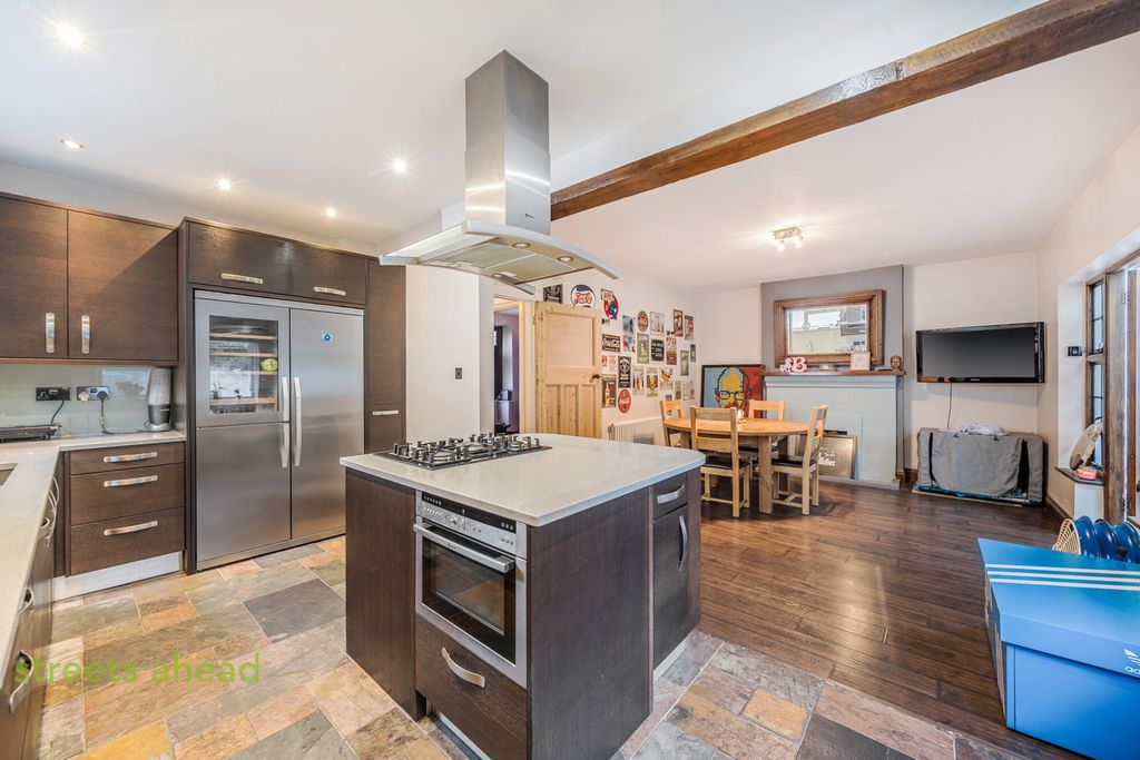 Property photo 3 of 25 56Fe5F60-0Fd2-4F4...