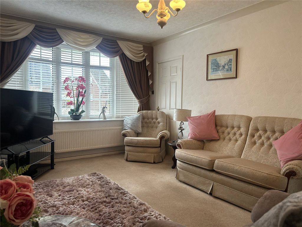 Property photo 3 of 14 Lounge