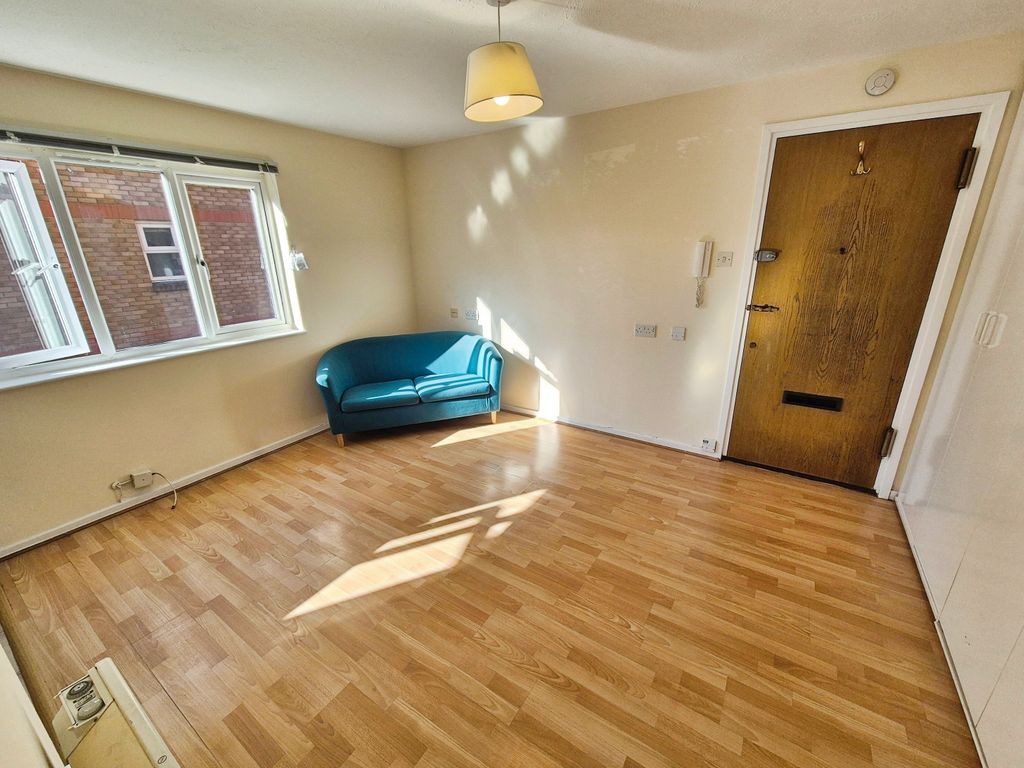 Property photo 2 of 9 Living Room / Bedroom