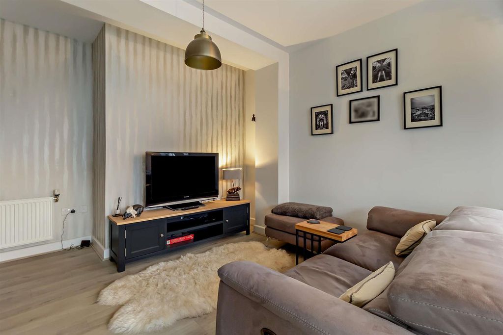 Property photo 3 of 11 8673056-Interior10-800.Jpg