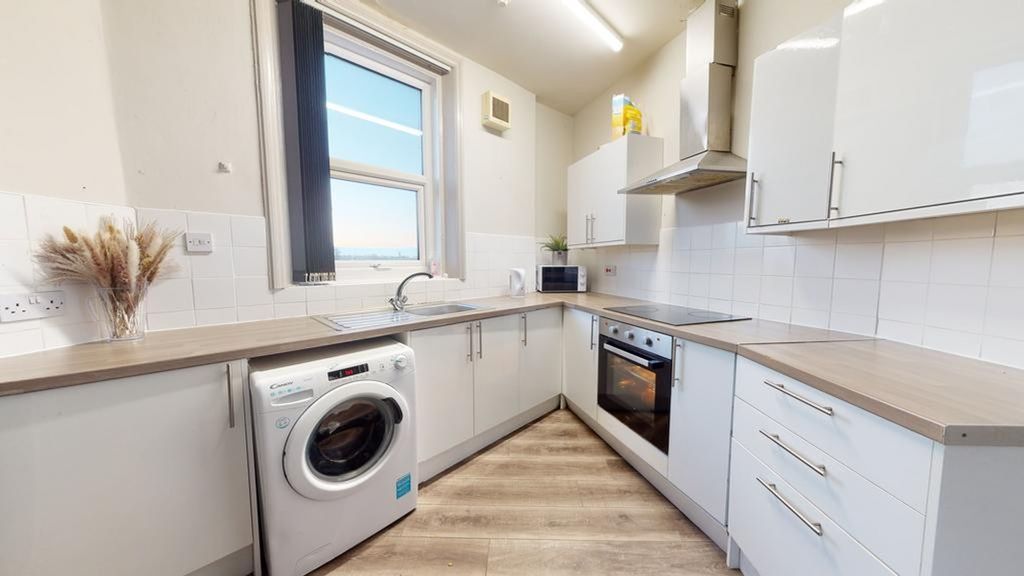 Property photo 3 of 11 A Bright And Modern Kitchen Equipped With Essentia...