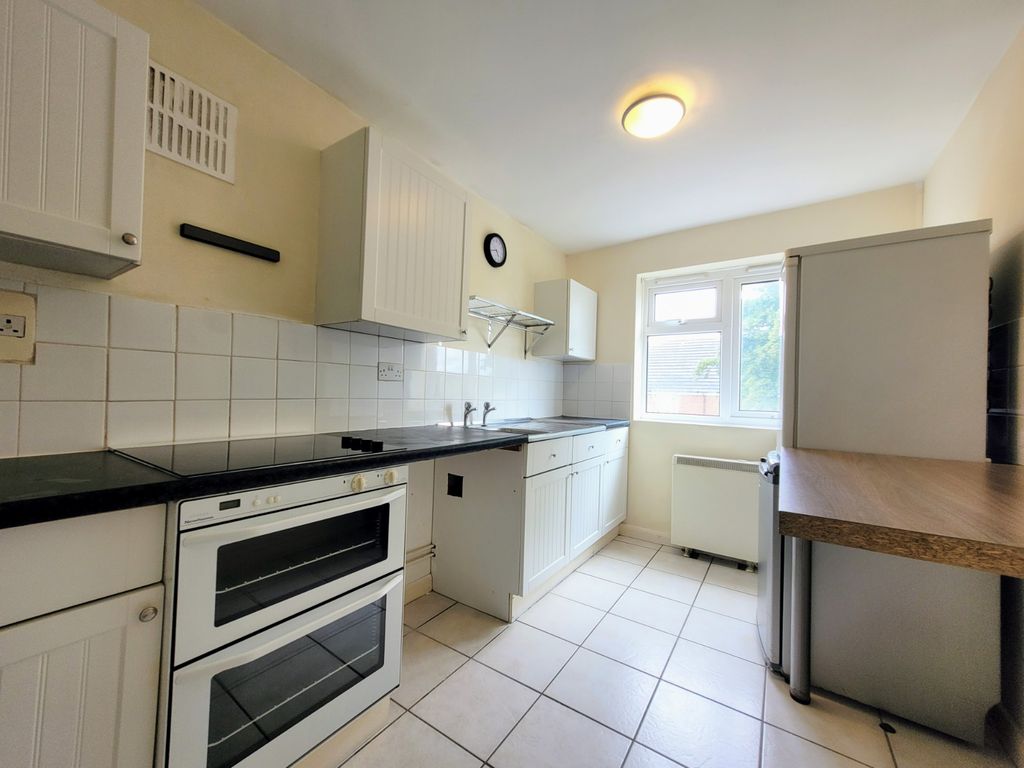 Property photo 3 of 8 Kitchen